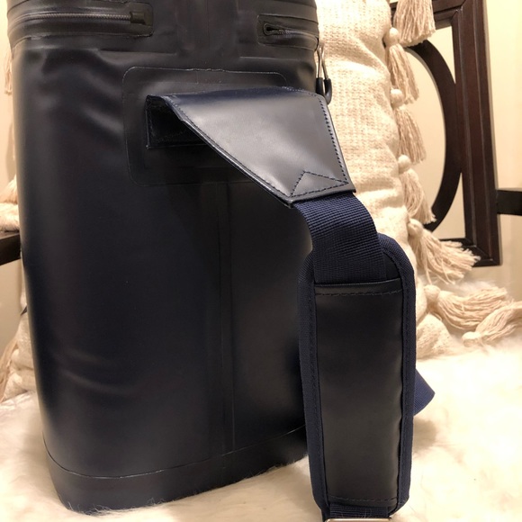 Vineyard Vines Pink Whale Striped Sling Cooler - Picture 4 of 6